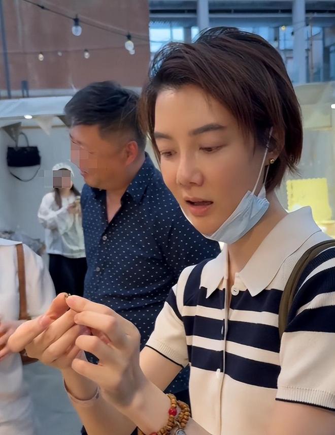 大了难怪不拍戏了都快认不出来了九游会去集市偶遇车晓她脸变化太(图12)