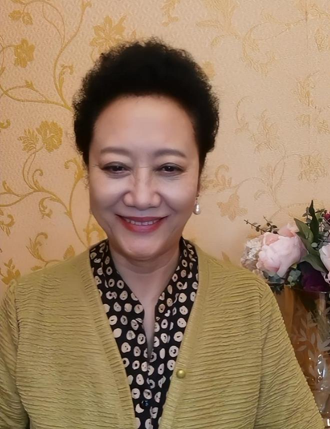 大了难怪不拍戏了都快认不出来了九游会去集市偶遇车晓她脸变化太(图17)